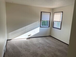 512 Breezy Point Dr, Unit 12 in Clinton, IA - Building Photo - Building Photo