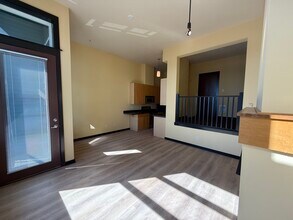 655 Crockett St, Unit B 104 in Seattle, WA - Foto de edificio - Building Photo