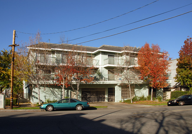 605 Junipero Ave in Long Beach, CA - Foto de edificio - Building Photo