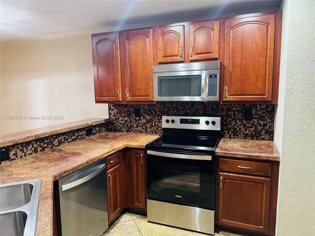 9087 Chambers St in Tamarac, FL - Building Photo - Building Photo