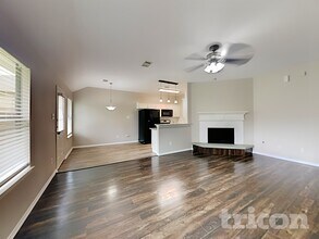 2002 Briar Grove Dr in Conroe, TX - Foto de edificio - Building Photo