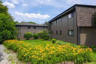 Greenbrook Apartments in Greenfield, WI - Foto de edificio - Building Photo