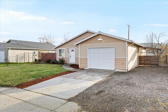 106 N Buchanan Ave in Eagle Point, OR - Building Photo - Building Photo