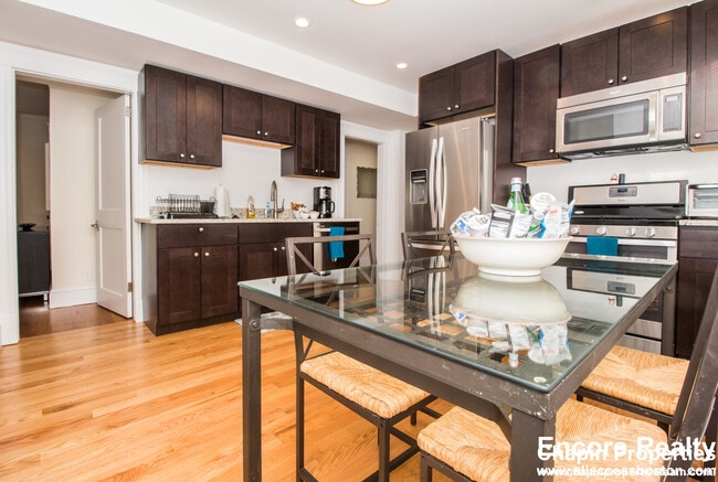 30 Clay St, Unit 3 in Cambridge, MA - Foto de edificio - Building Photo