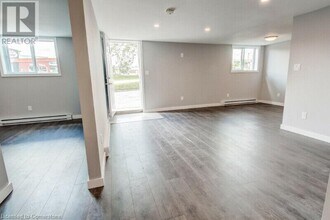 371 Dale Crescent in Waterloo, ON - Building Photo - Building Photo