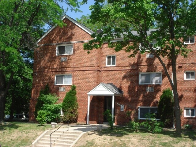 Oakridge Apartments in Baltimore, MD - Building Photo