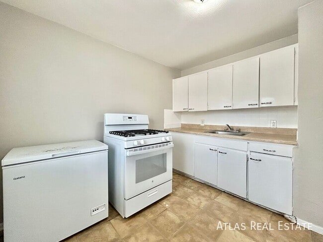 3825 S King St in Denver, CO - Foto de edificio - Building Photo
