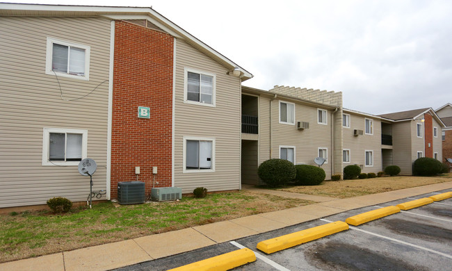 Oaks Apartments in Huntsville, AL - Building Photo - Building Photo