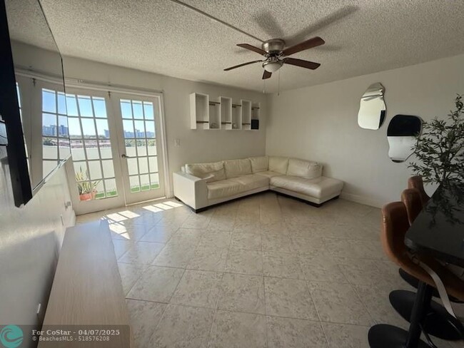 5050 NW 7th St in Miami, FL - Foto de edificio - Building Photo