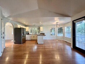 1062 Thelma Way in Grants Pass, OR - Building Photo - Building Photo