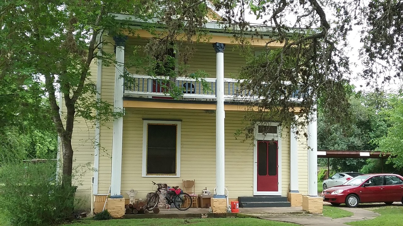 311 E Live Oak St in Seguin, TX - Foto de edificio