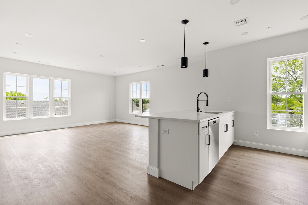 103 Cottage St, Unit 406 in Lynn, MA - Building Photo