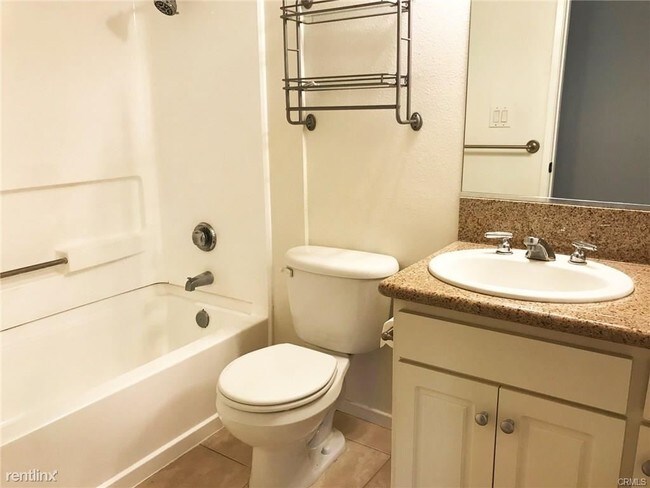 64 Mar Vista Ave-Unit -Apt 234 in Pasadena, CA - Foto de edificio - Building Photo