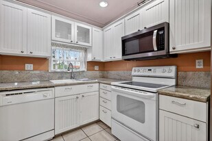 9410 N Hollybrook Lake Dr in Pembroke Pines, FL - Building Photo