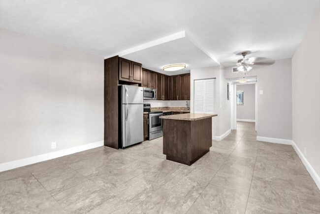 559 NE 44th St in Boca Raton, FL - Building Photo - Building Photo