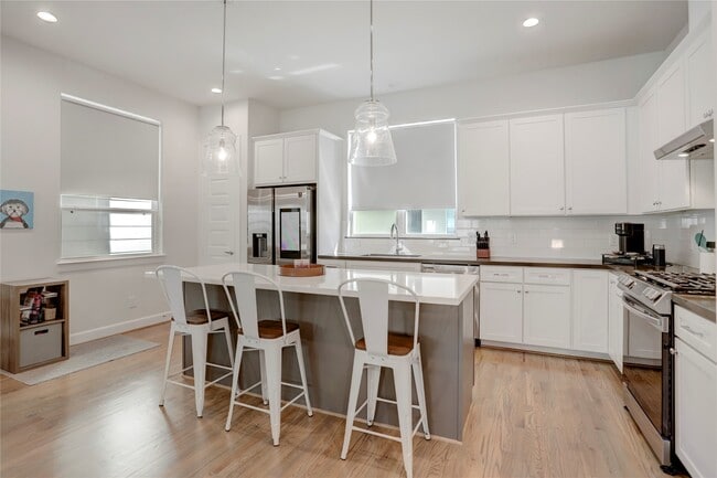 2781 Clinton Dr in Houston, TX - Building Photo - Building Photo