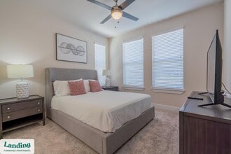 15950 Chase Hill Blvd, Unit 8302 in San Antonio, TX - Foto de edificio - Building Photo