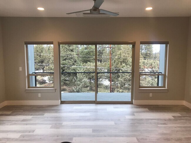 61550 SW Blakely Rd in Bend, OR - Foto de edificio - Building Photo