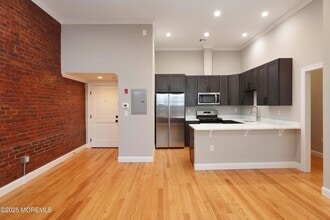 14 W Front St, Unit 3R in Red Bank, NJ - Building Photo - Building Photo