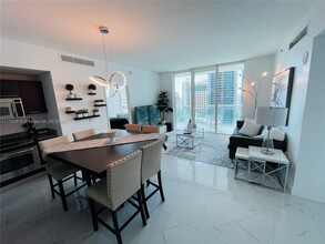 950 Brickell Bay Dr in Miami, FL - Building Photo - Building Photo