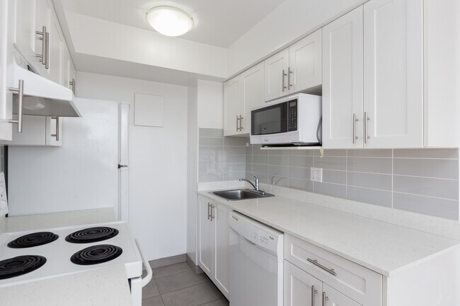 1750 Davie St in Vancouver, BC - Building Photo - Building Photo