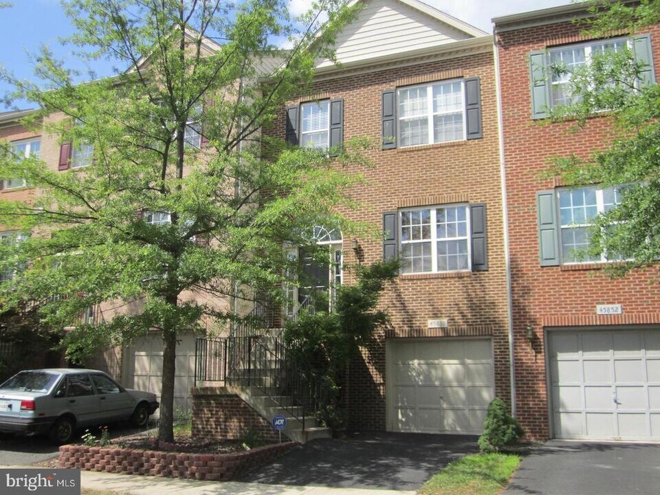 45850 Edwards Terrace in Sterling, VA - Building Photo