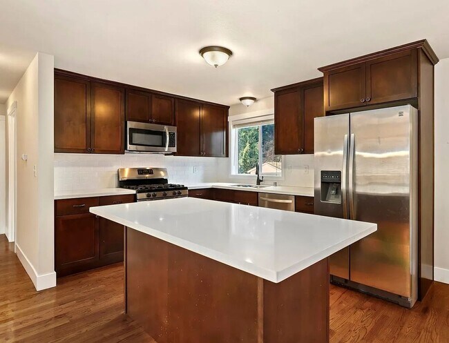 8618 NE 137th St in Kirkland, WA - Building Photo - Building Photo