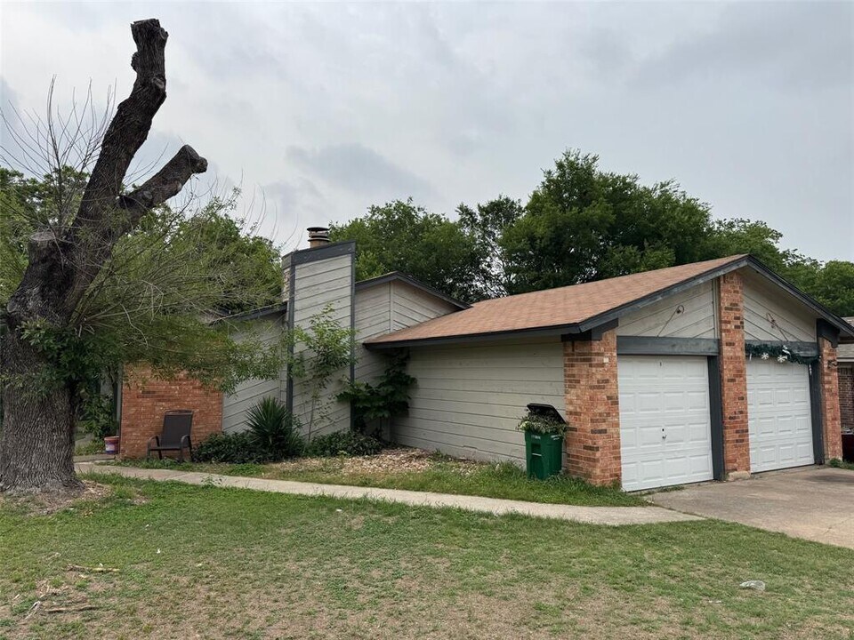 10805 Lanshire Dr in Austin, TX - Building Photo