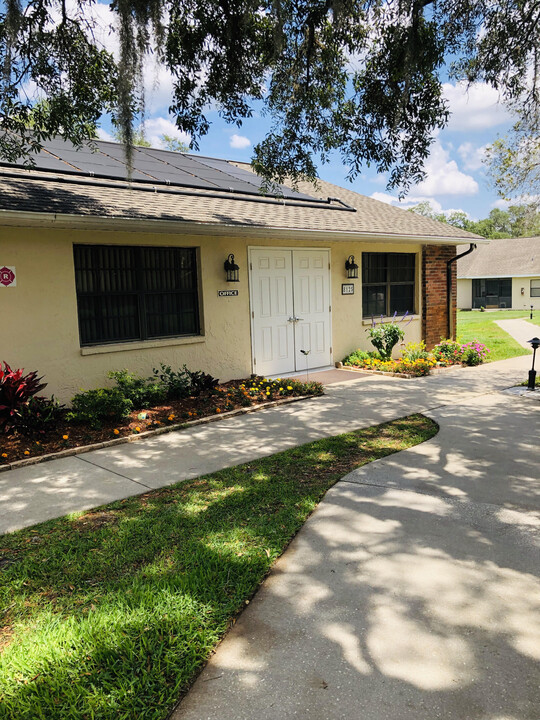 Forest Oaks Villas 55+ in Spring Hill, FL - Foto de edificio