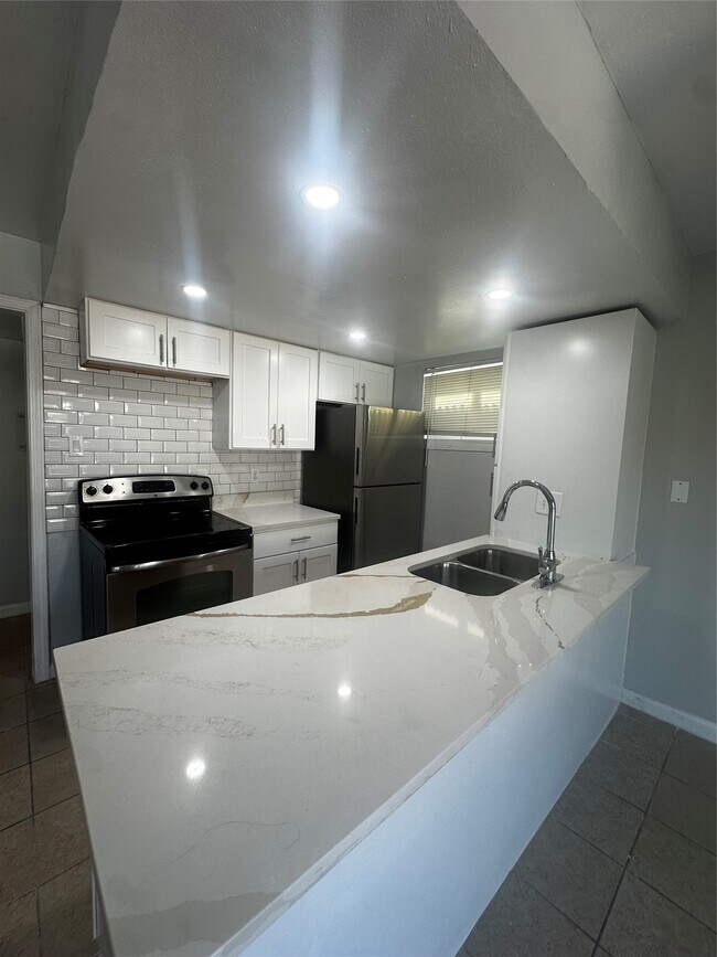 8110 Albacore Dr in Houston, TX - Foto de edificio - Building Photo