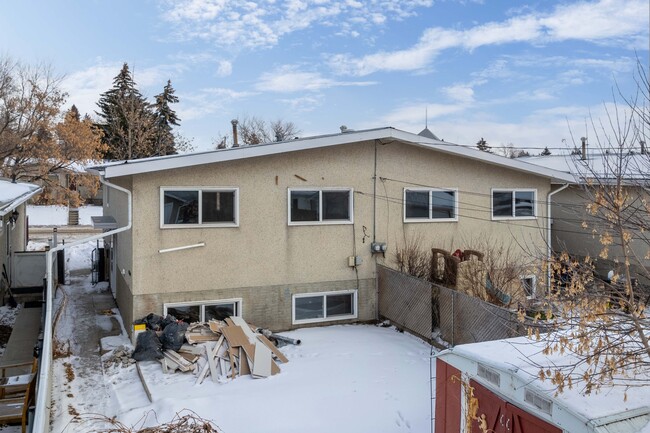 7633-7635 22 St SE in Calgary, AB - Building Photo - Building Photo