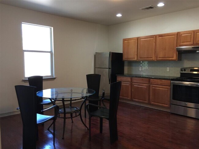 615 W N Loop Blvd in Austin, TX - Building Photo - Building Photo