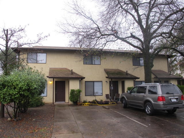 1975 10th St in Redding, CA - Building Photo