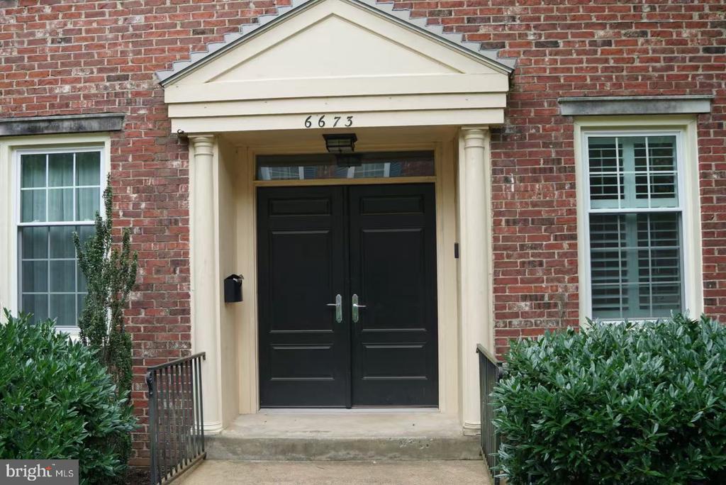 6673 McLean Dr in McLean, VA - Building Photo