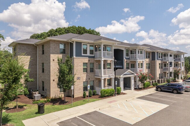 Huntington Village in Newport News, VA - Building Photo - Building Photo