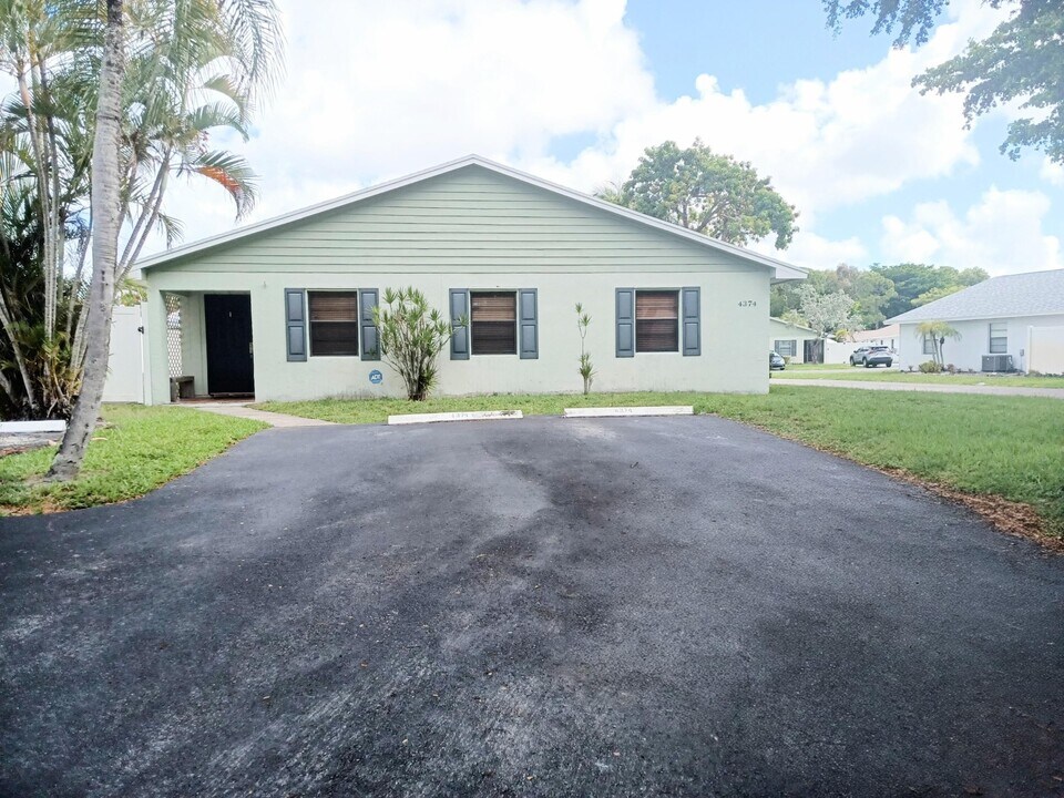 4374 Walden Cir in Greenacres, FL - Building Photo