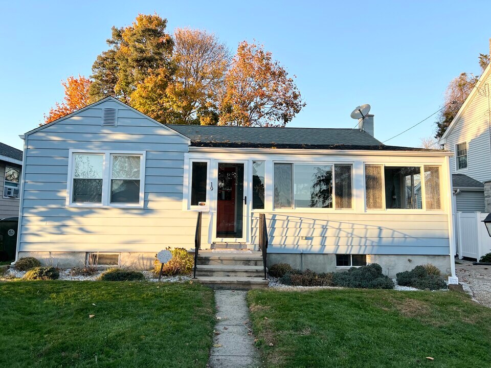 19 Hammock Pky in Clinton, CT - Building Photo