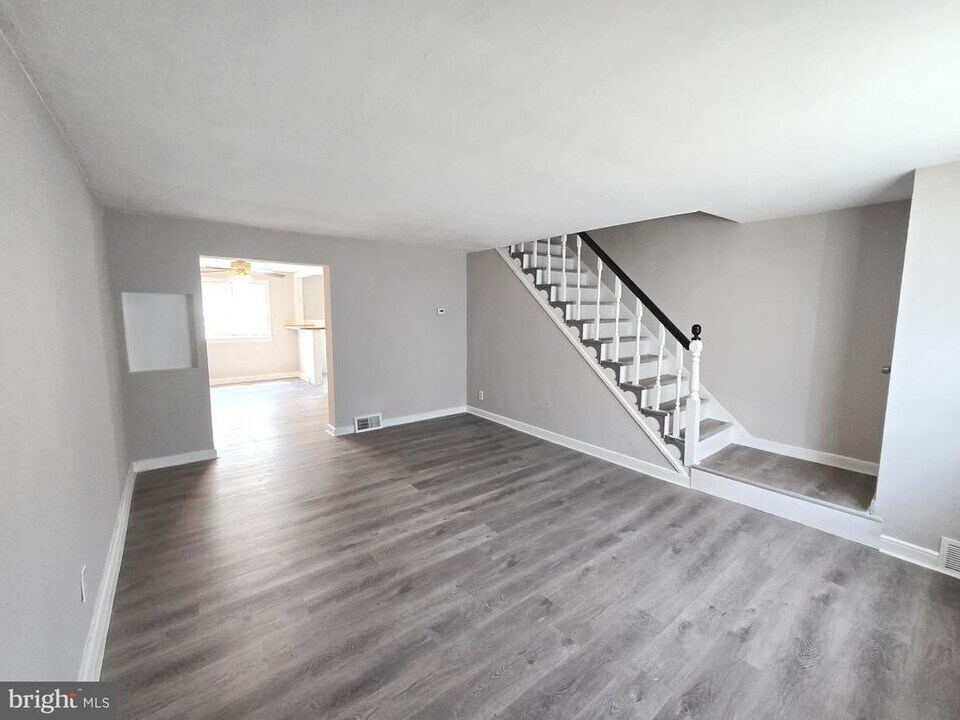 5860 Oxford Ave in Philadelphia, PA - Building Photo