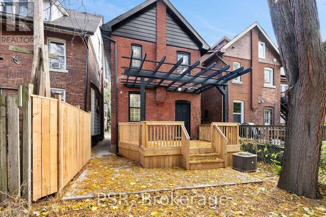 200 Sanford Ave S in Hamilton, ON - Building Photo - Building Photo