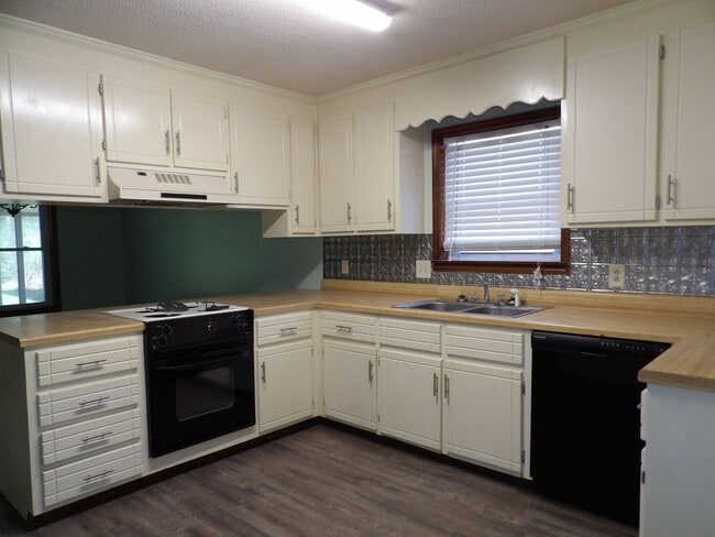 375 Harrison Dr in Daleville, AL - Building Photo - Building Photo