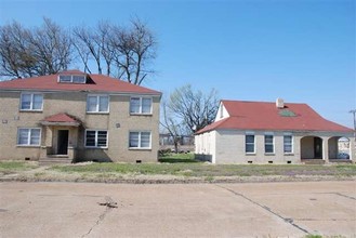 205 Pine St in Newport, AR - Foto de edificio - Building Photo