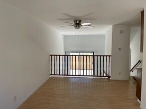 27607 Nugget Dr, Unit 3 in Santa Clarita, CA - Foto de edificio - Building Photo