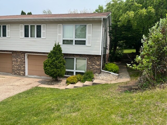 211 Brookwood Dr in Mount Horeb, WI - Building Photo