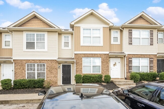 8047 Logan Dr in La Vergne, TN - Foto de edificio - Building Photo