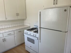 907 N Gardner St, Unit 8 in West Hollywood, CA - Foto de edificio - Building Photo