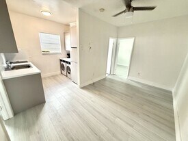 1043 NW 2nd St, Unit 16 in Miami, FL - Building Photo