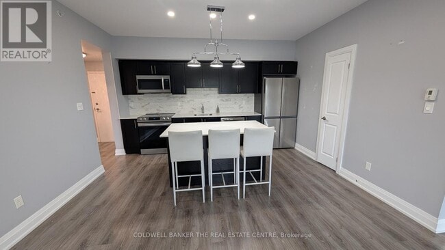 295-295 Cundles Rd E