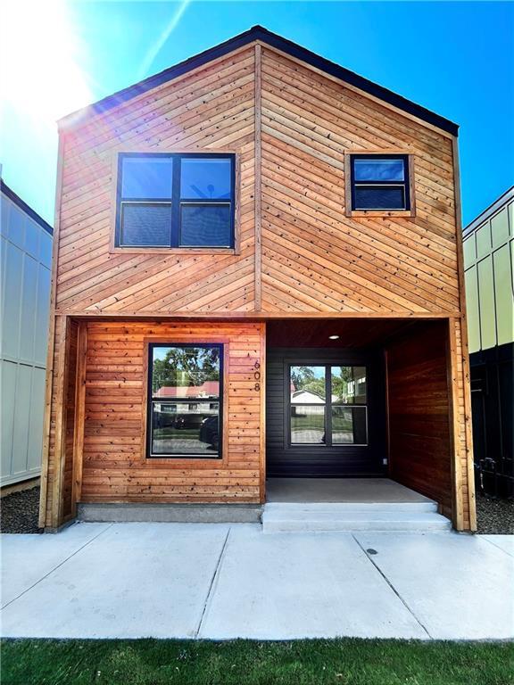 property at 608 N 6th St