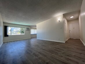 13423 Burbank Blvd in Los Angeles, CA - Building Photo - Building Photo