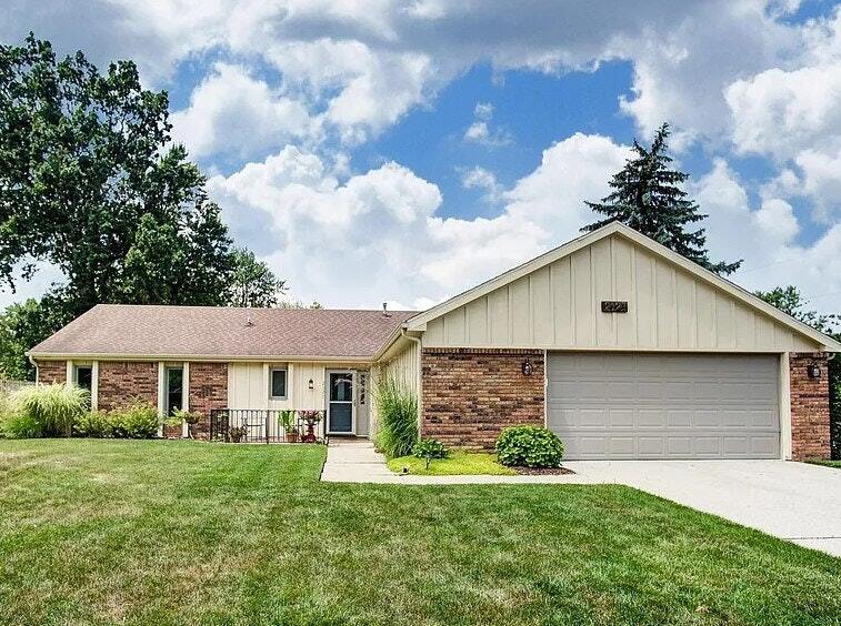 2127 Skyhawk Dr in Fort Wayne, IN - Building Photo